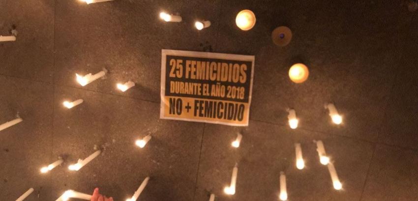[VIDEO] Grupos feministas realizan velatón frente a La Moneda en rechazo a últimos femicidios