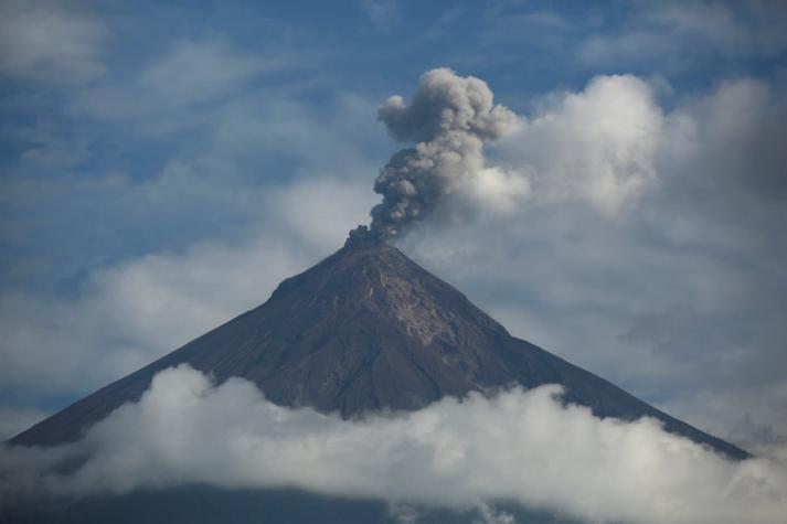 [VIDEO] El impresionante sobrevuelo al Volcán de Fuego de Guatemala en plena erupción