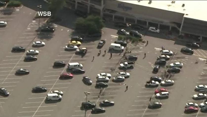 [VIDEO] 3 heridos y 1 detenido tras tiroteo en un centro comercial de EE.UU