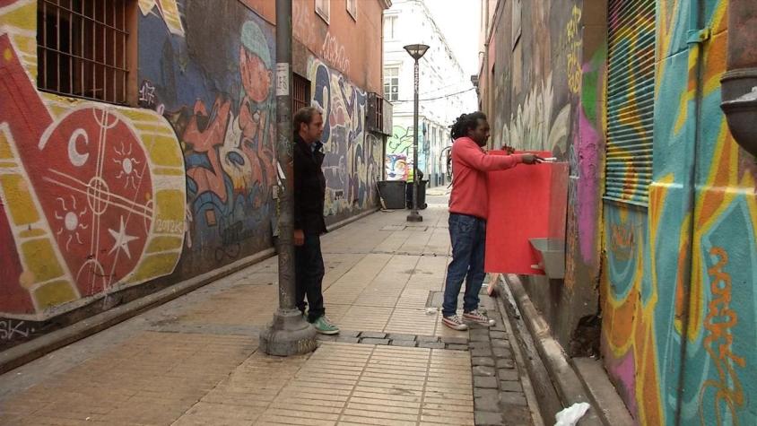 [VIDEO] Porteño fue multado por instalar urinarios en calles de Valparaíso