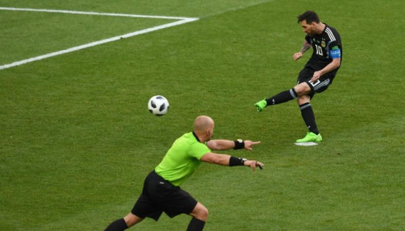 [VIDEO] ¡Se lució! Halldorsson le atajó un penal a Lionel Messi