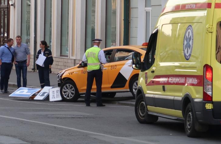 Taxi atropella a peatones en Moscú y deja ocho heridos