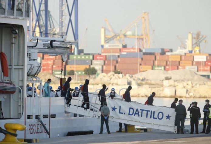 Los 630 migrantes del "Aquarius" llegan finalmente a puerto en España