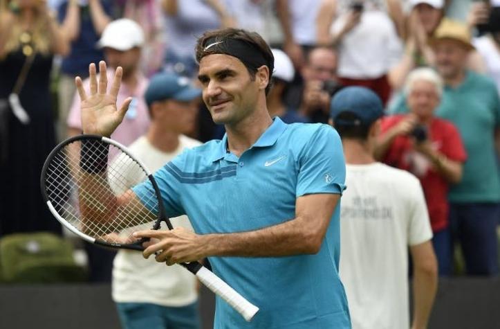 Federer celebra su vuelta al número uno del mundo ganando su título 98