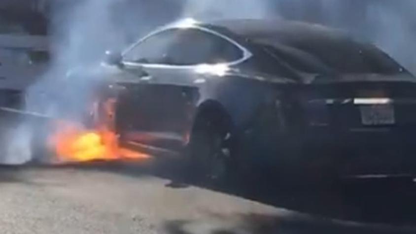 [VIDEO] Auto Tesla estalla en llamas inesperadamente en una congestionada avenida de Estados Unidos