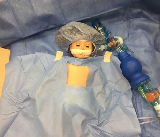 La tierna razón por la que un doctor "operó del corazón" a la muñeca de una paciente