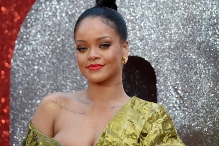 [FOTOS] El arriesgado escote que casi le hace pasar una gran vergüenza a Rihanna