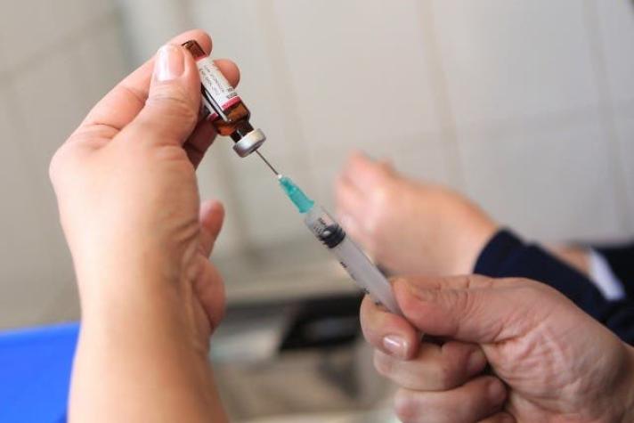 ¿Quiénes deberían vacunarse contra el sarampión?