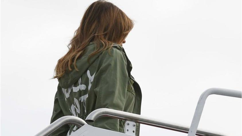 La polémica chaqueta de Zara que vistió Melania en su visita a los niños separados de sus padres