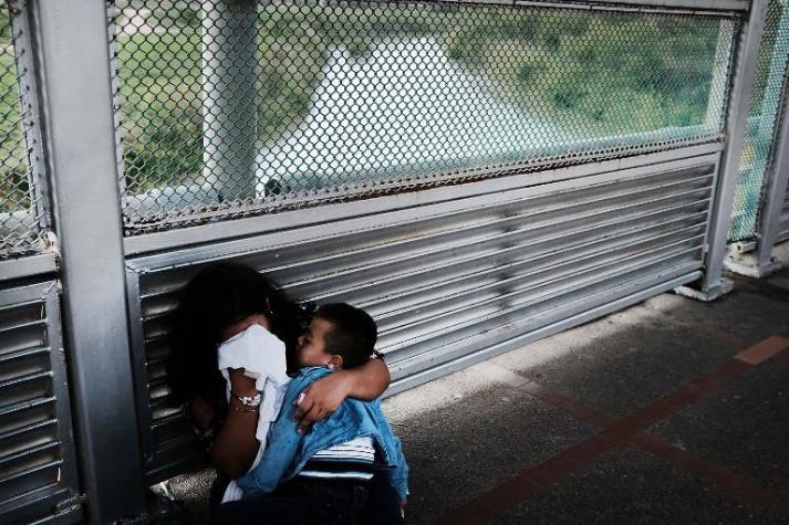 [VIDEO] El emotivo reencuentro de una madre con su hijo tras ser separados en la frontera