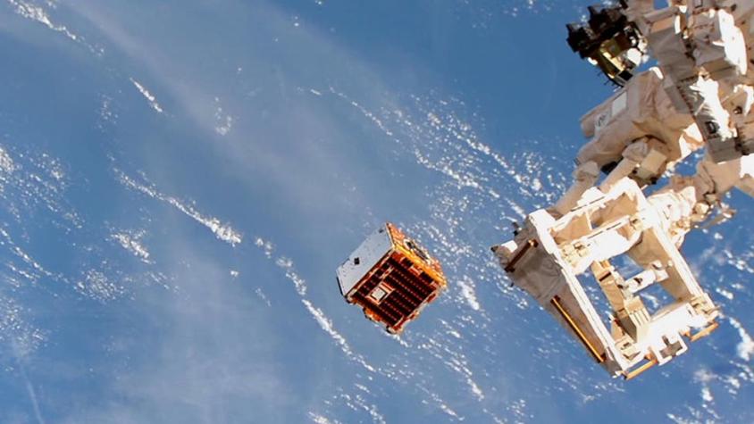 Cómo es la misión del satélite RemoveDebris diseñado para limpiar la basura del espacio