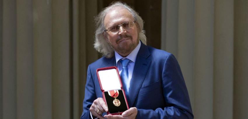 Barry Gibb: icónica figura de Bee Gees recibe condecoración de "Sir" de manos del Príncipe Carlos