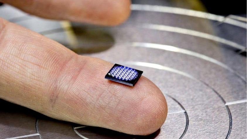 Esto es lo que puede hacer la computadora más pequeña del mundo, del tamaño de un grano de azúcar