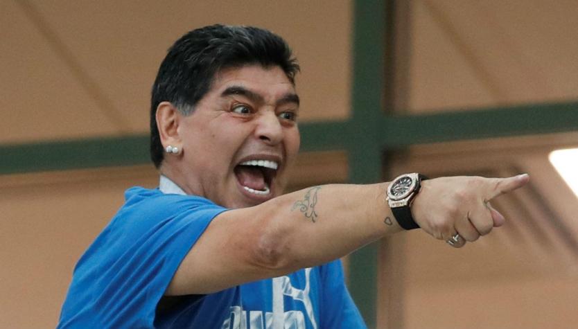 [VIDEO] Diego Maradona se roba las miradas bailando con una hincha de Nigeria
