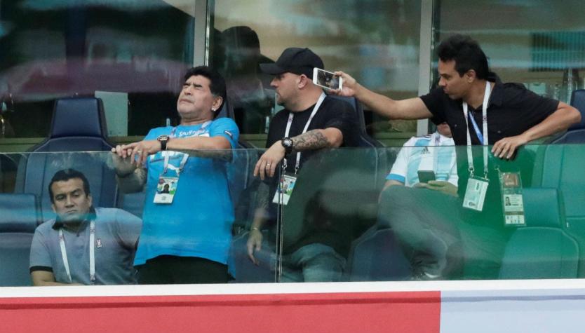 [VIDEO] ¿Qué le pasa a Maradona? Así se le vio durante el final del primer tiempo