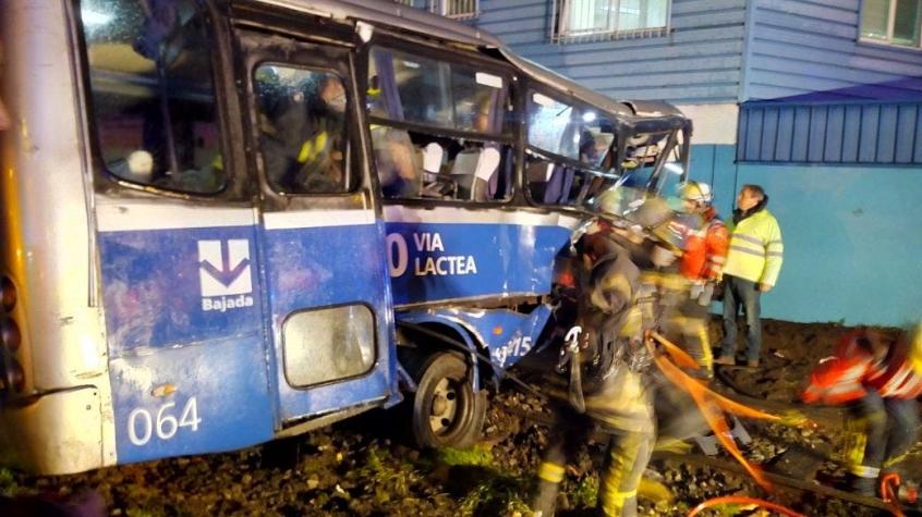 [VIDEO] Talcahuano: Choque de tren de carga con microbus deja al menos 15 lesionados