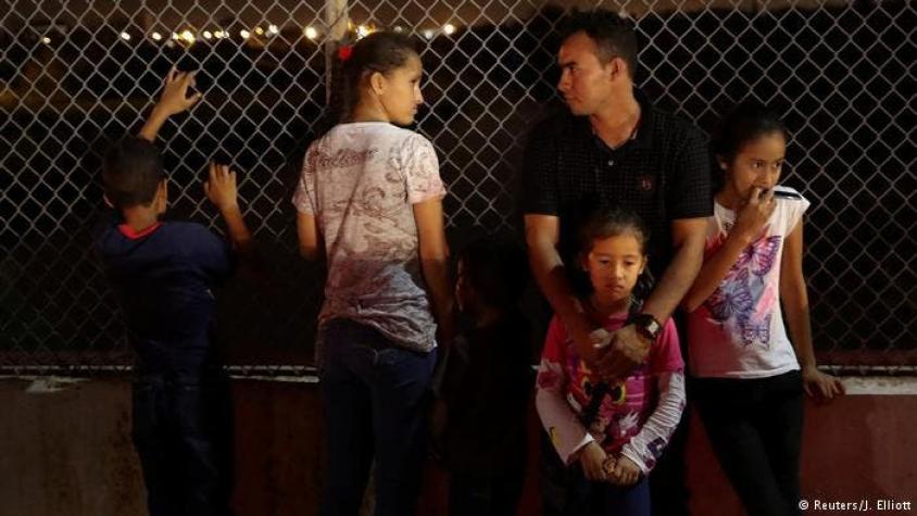 Tribunal estadounidense ordena reunir en menos de un mes a niños inmigrantes separados de sus padres