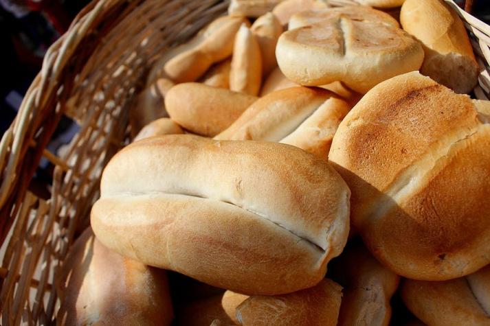 [FOTO] Noble gesto de panadería en Talca: ofrecen pan gratis a quienes lo necesitan