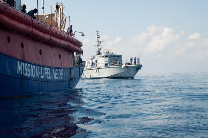 Los más de 200 migrantes del barco alemán "Lifeline" esperan desembarco frente a las costas de Malta