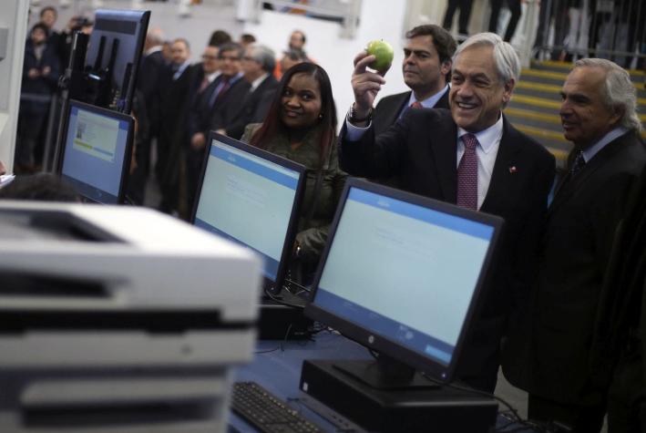Piñera entrega visas de regularización migratoria y dice que expulsiones puntuales son "coherentes"