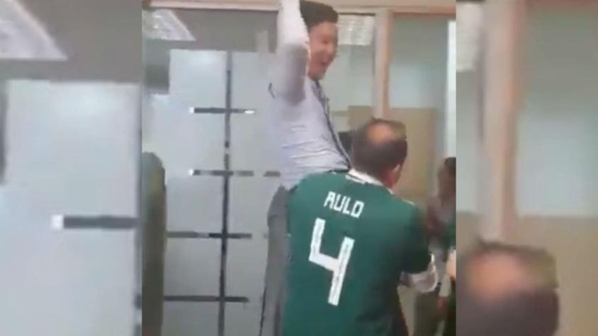 [VIDEO] La hilarante celebración de oficinistas mexicanos con un compañero coreano