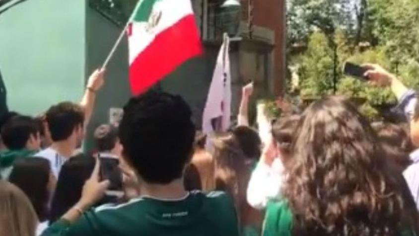 [VIDEO] Hinchas mexicanos se agolparon en masa en la embajada de Corea