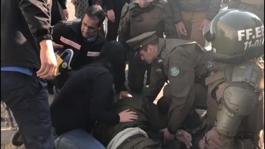 [VIDEO] Carabinero recibe golpe en la cabeza durante protesta en las afueras de La Moneda
