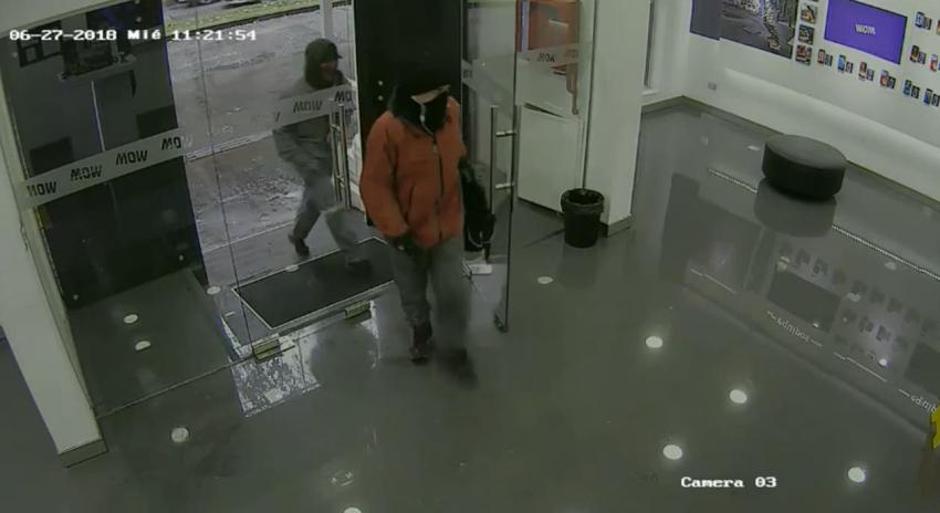 [VIDEO] Delincuentes roban tienda de celulares utilizando dispositivos de electroshock en Concepción