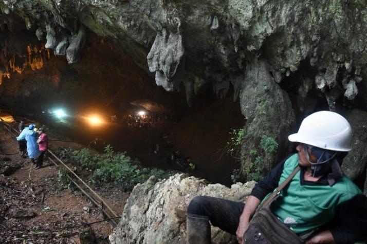 Militares y buzos extranjeros se unen al rescate de niños atrapados en una cueva de Tailandia