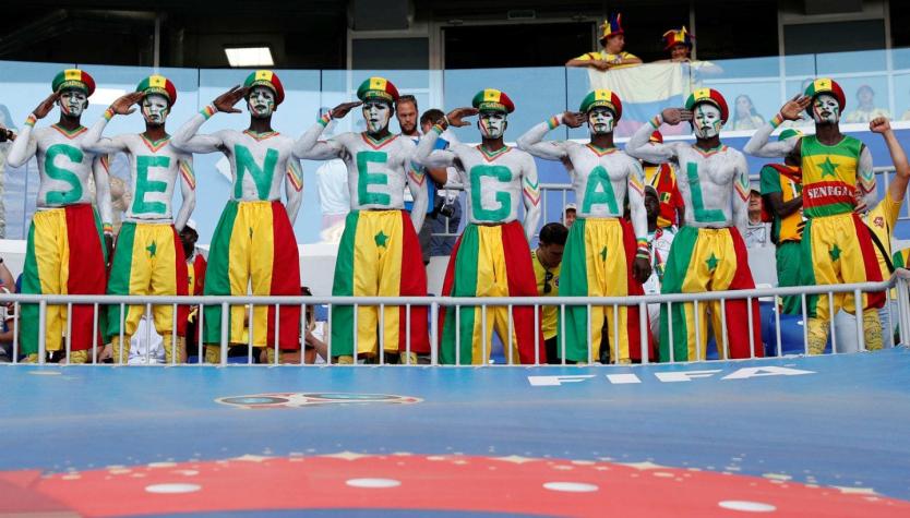 [FOTOS] Los curiosos atuendos en las tribunas de Senegal contra Colombia