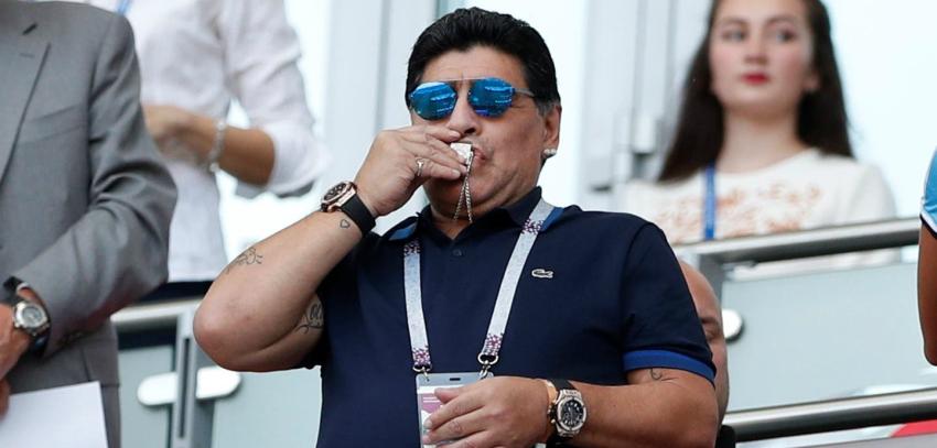 [FOTOS] Un cariñoso e histriónico Diego Maradona alienta a Argentina ante Francia en Kazán