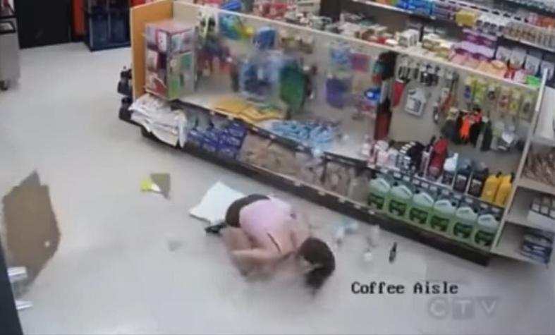 [VIDEO] Cámaras de seguridad captan robo frustrado que termina con mujer cayendo del entretecho