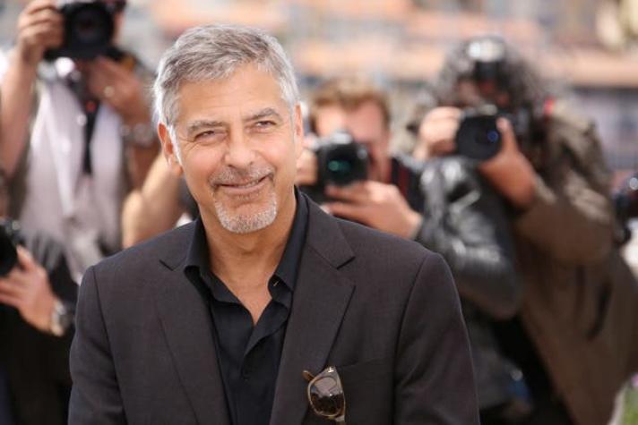George Clooney protagoniza accidente de moto en Italia
