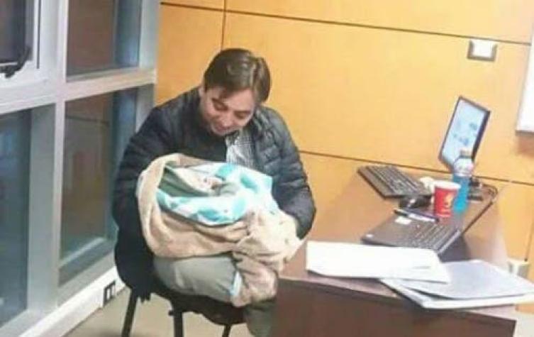 Profesor cuidó al bebé de su alumna mientras ella rendía un examen