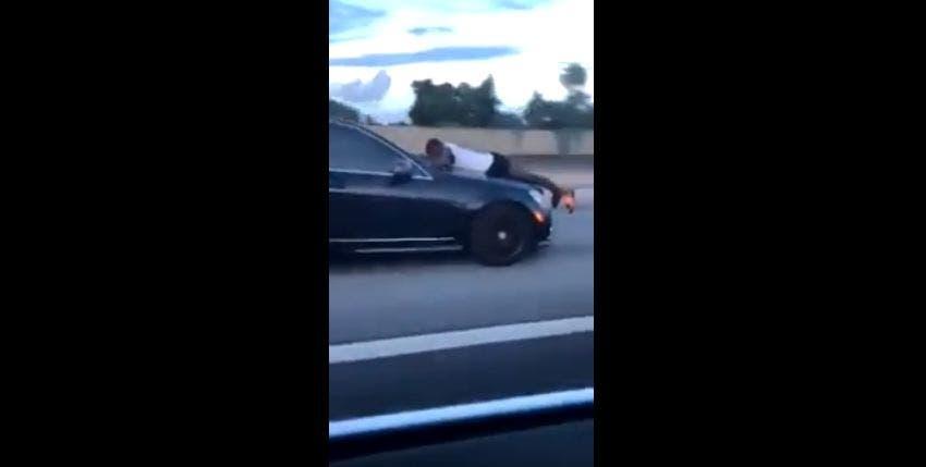 [VIDEO] Sorprenden a mujer conduciendo un auto con su ex novio en el capó