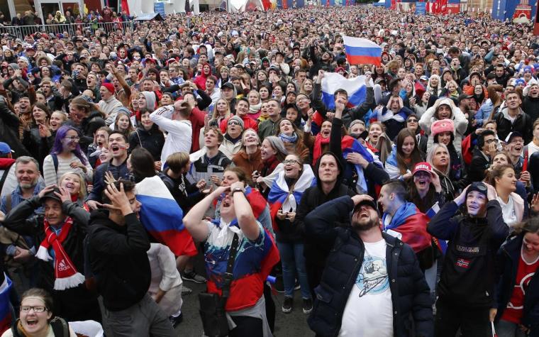 [FOTOS] Llegaron con cotillón: La burla de los rusos contra los españoles