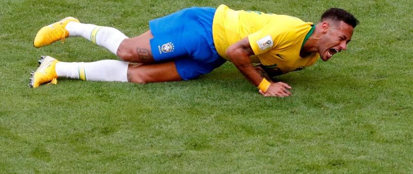 [VIDEO] Neymar y sus caídas: ¿Cuánto tiempo ha estado tendido en el pasto durante el Mundial?