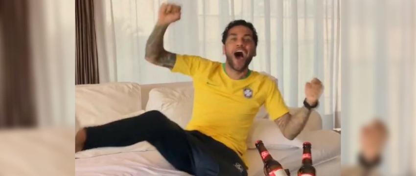 [VIDEO] La eufórica celebración de Daniel Alves en el triunfo brasileño
