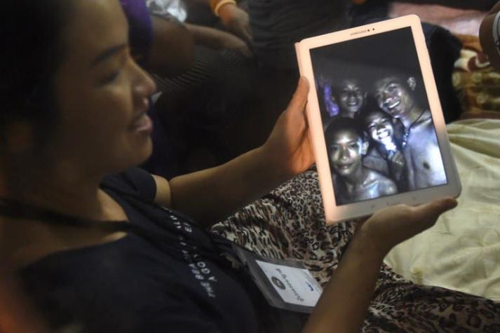 [VIDEO] Jóvenes atrapados en cueva de Tailandia recibirán víveres y lecciones de buceo