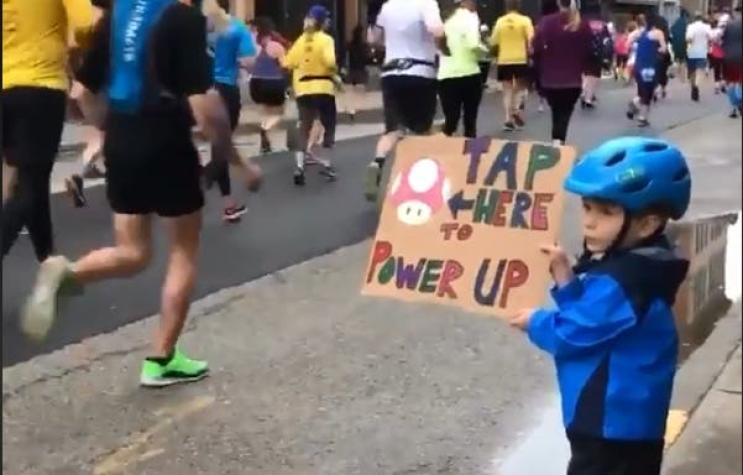[VIDEO] Corredores reciben tierna ayuda durante maratón en Estados Unidos