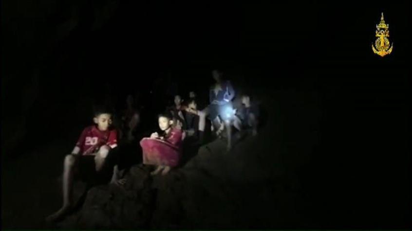 "¿Trece? ¡Genial!": las primeras palabras a los niños atrapados en una cueva en Tailandia