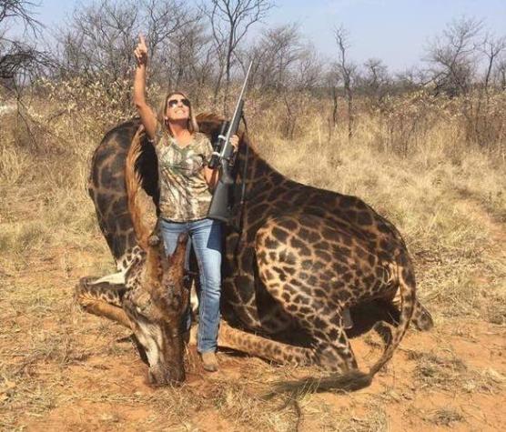 [FOTOS] La explicación de la cazadora criticada por posar junto al cadáver de una jirafa