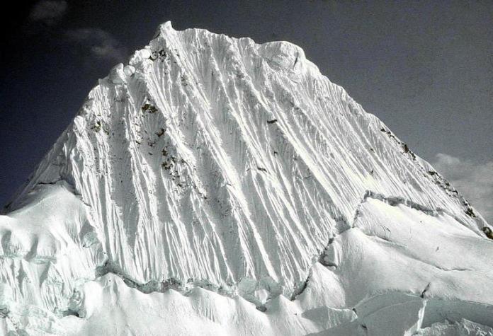 Encuentran muertos a dos montañistas europeos y un guía peruano en nevado de Perú