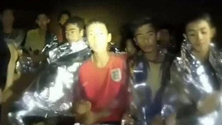 Niños atrapados en Tailandia: 3 consejos de supervivencia de uno de los mineros chilenos rescatados