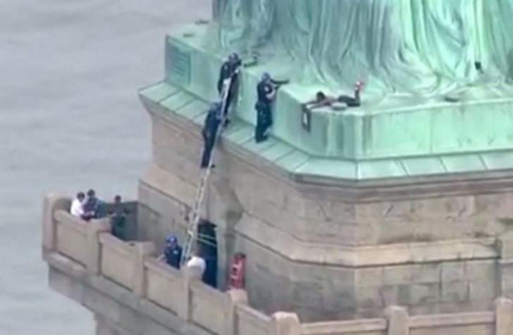 [VIDEO] Una mujer trepó la Estatua de la Libertad para protestar contra Trump