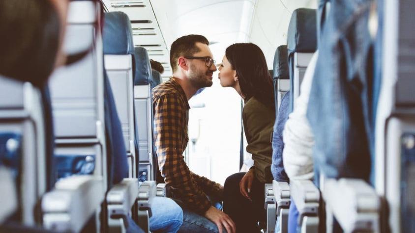 Un avión, dos desconocidos y una cámara indiscreta: ¿es la mejor historia de amor contada en redes?