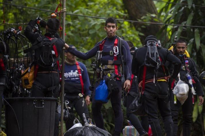La carrera contra el tiempo de rescatistas en Tailandia para evacuar a niños atrapados en una cueva