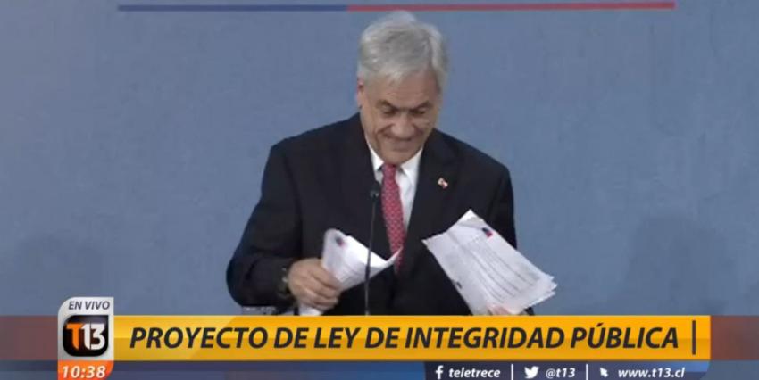[VIDEO] El lapsus del Presidente Piñera y sus papeles en La Moneda