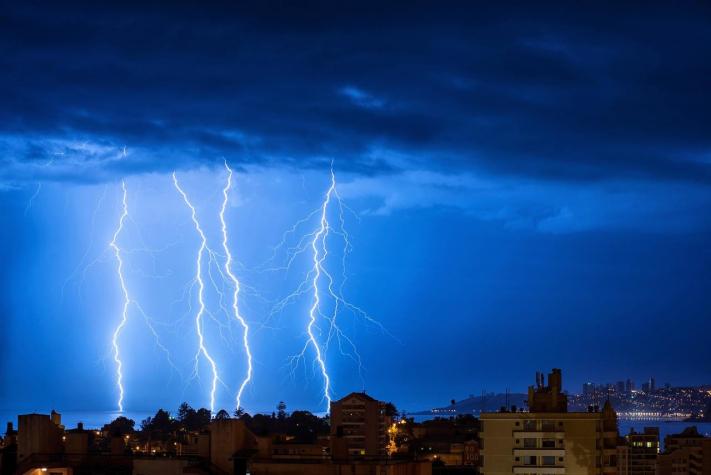Emiten alerta por tormentas eléctricas en Valparaíso, El Maule y Biobío