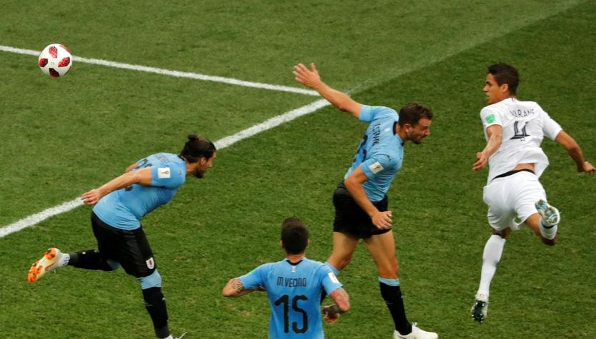 [VIDEO] El cabezazo de Varane que le dio la ventaja a Francia sobre Uruguay